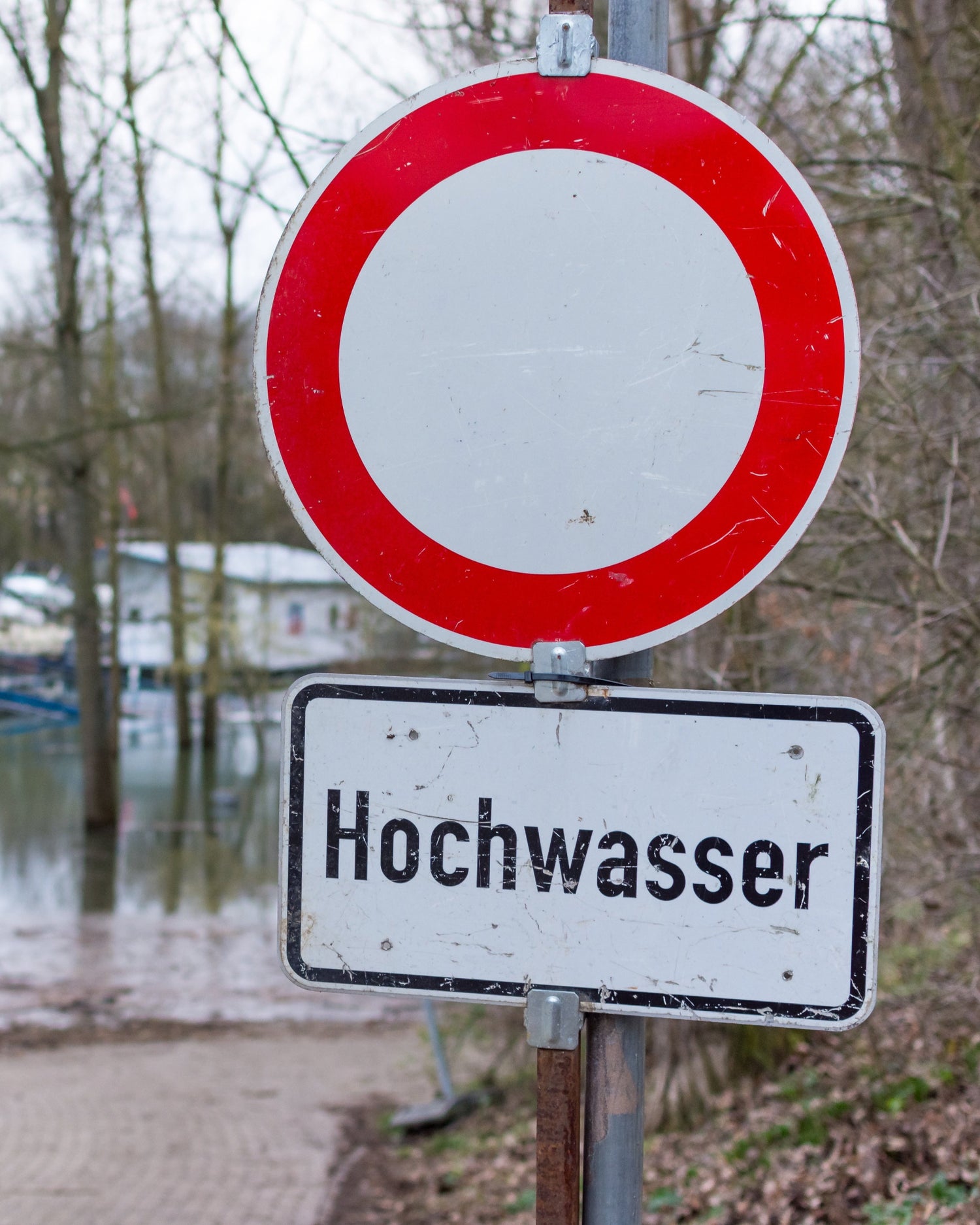 Hochwasser Warnschild am Flussufer